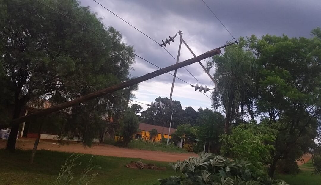 ENERGIA ELÉCTRICA: EL SERVICIO SE VIÓ AFECTADO DEBIDO A LA CAIDA DE POSTES DE ENERGIA DE MISIONES
